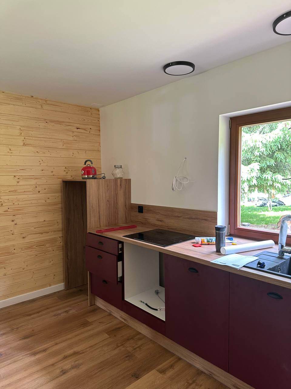 kuchnia domu szkieletowego z boazerią drewnianą