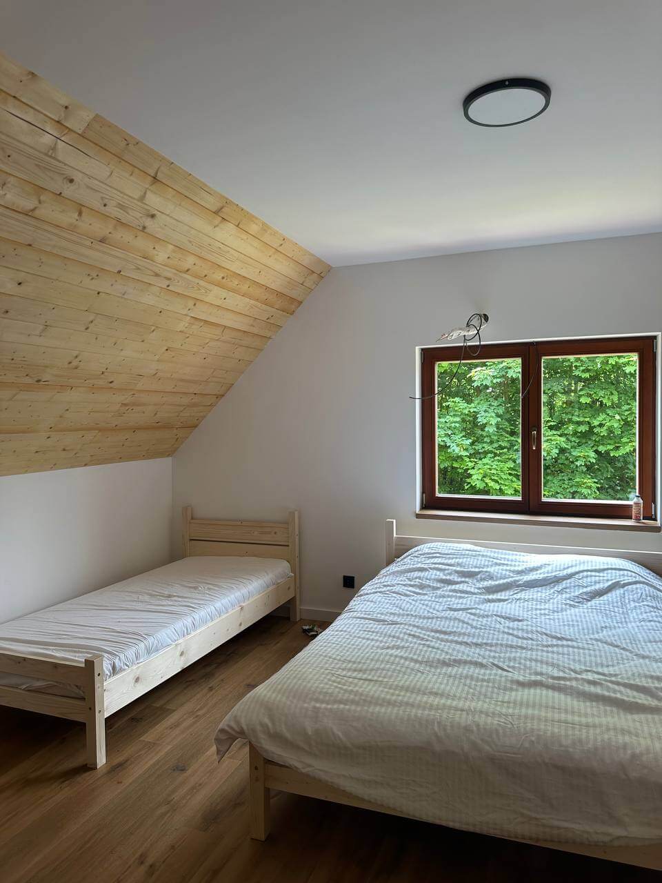 pokój na poddaszu w domu szkieletowym