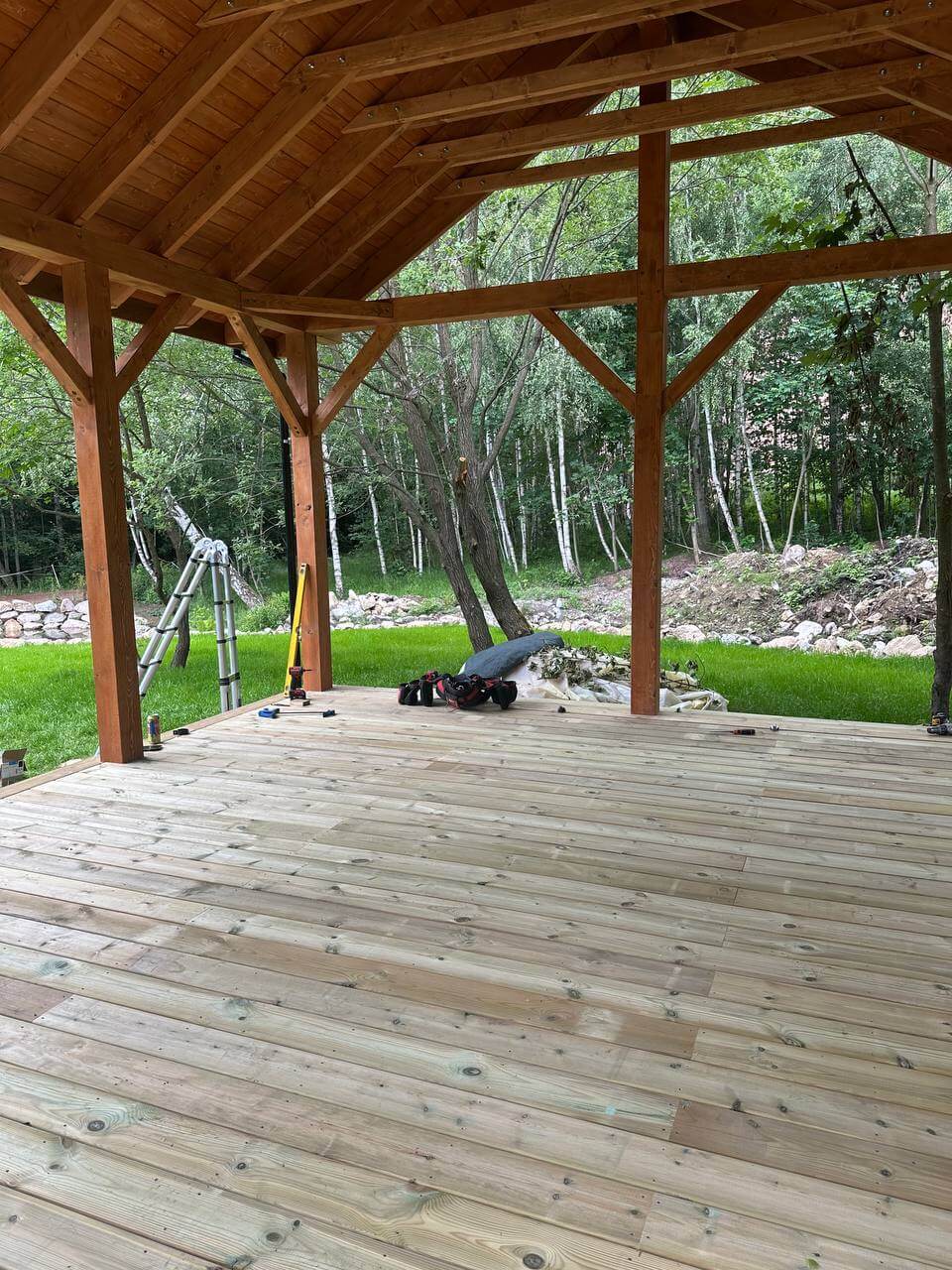 podłoga drewniana w altance drewnianej