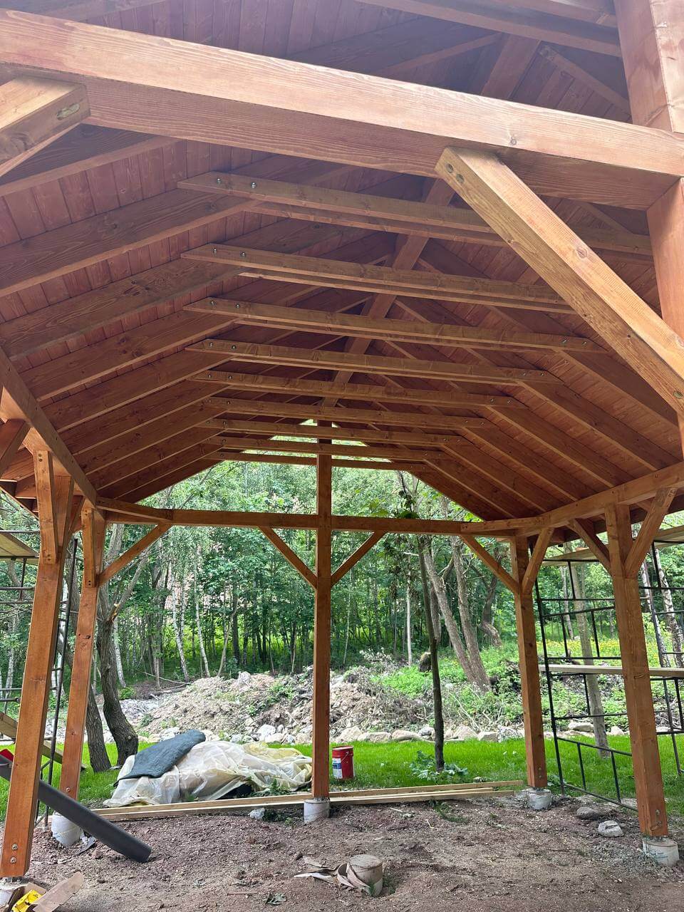 dach drewniany w altance drewnianej