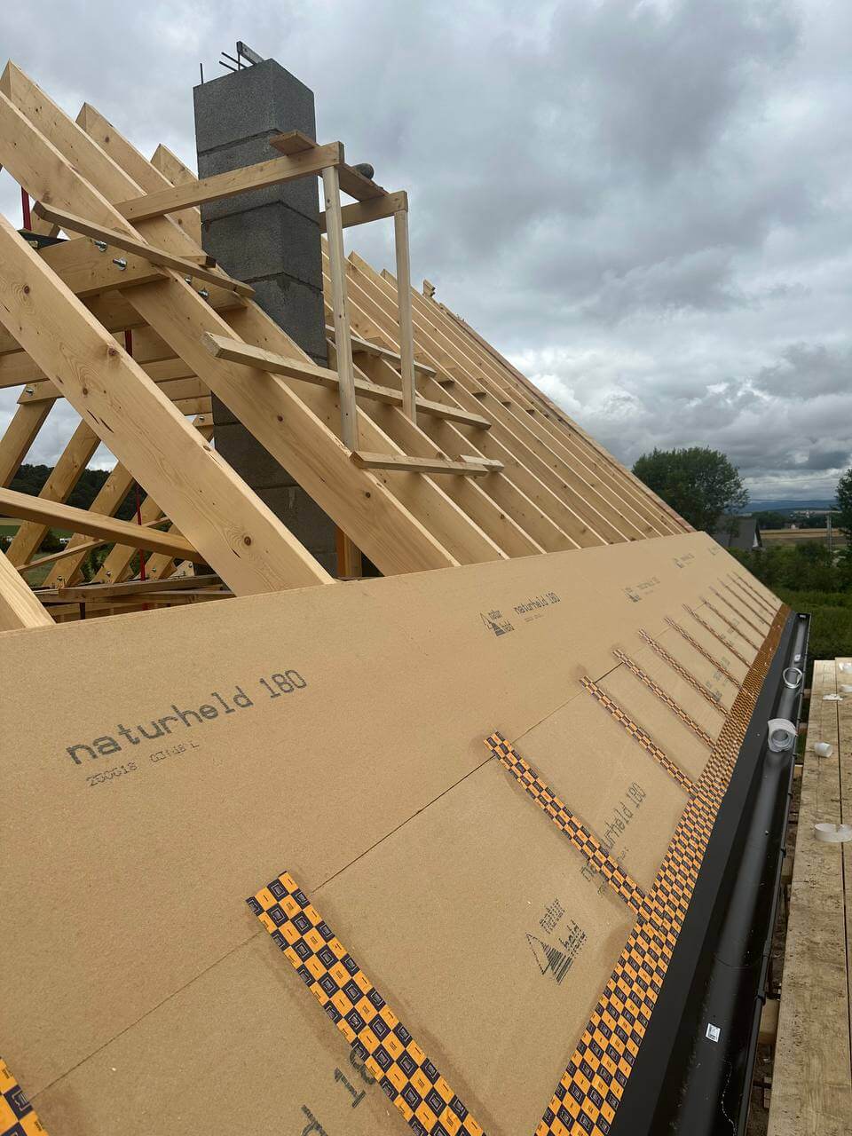 montaż pokrycia dachowego