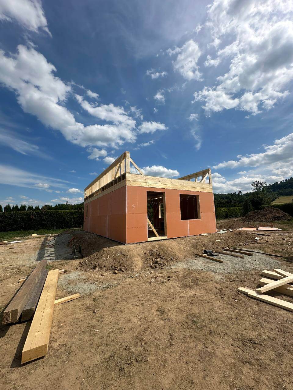 montaż płyt na dom szkieletowy drewniany