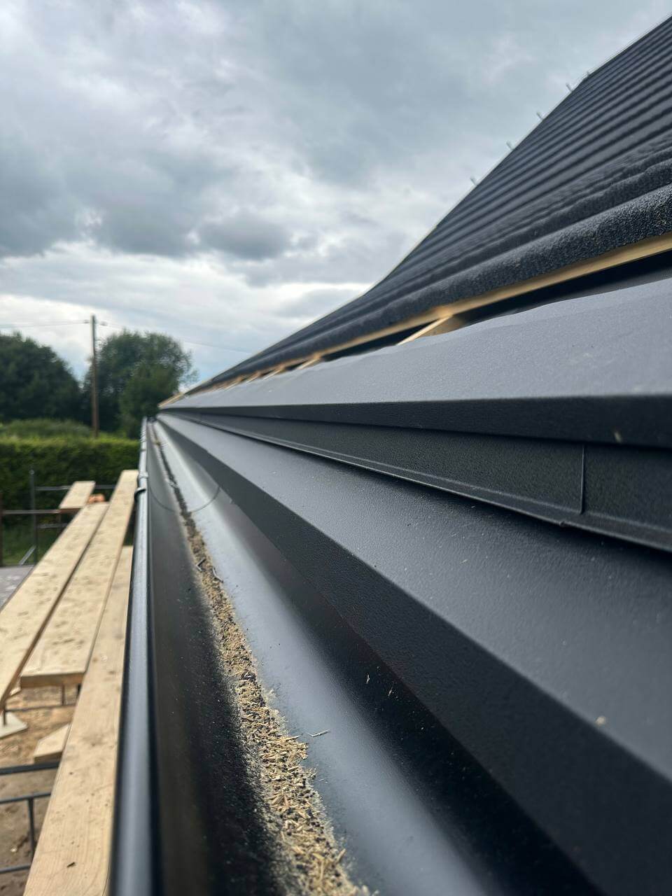 montaż blachy z posypką