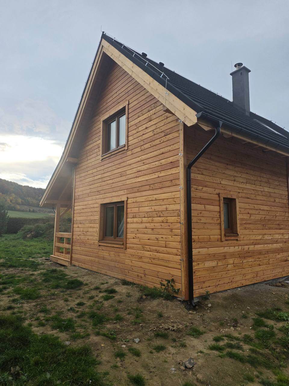 dom drewniany, wykonany w technologii szkieletowej z drewna klasy C24