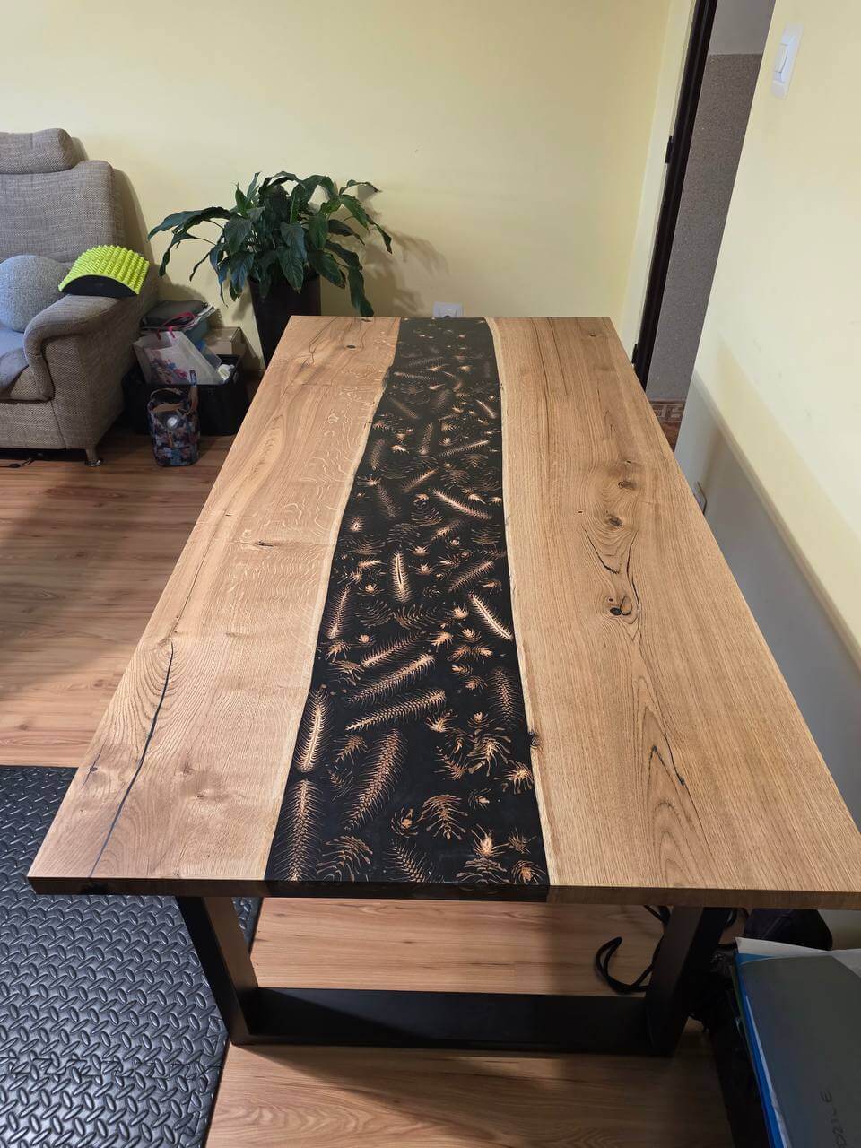 stól drewniany ręcnie zrobiony z żywicą i naturalnymi szyszkami